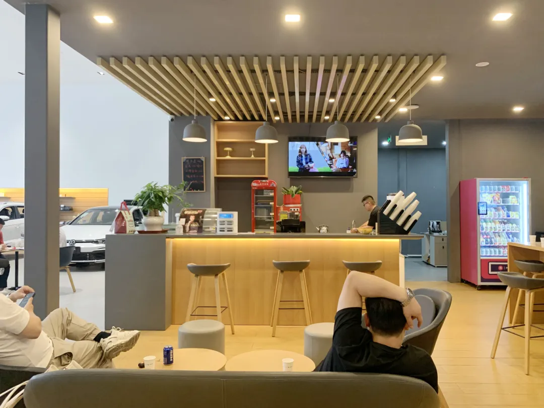 商业空间球速体育在线客服|一汽大众4S店球速体育在线客服，不同色彩与材质，赋予空间别样质感！